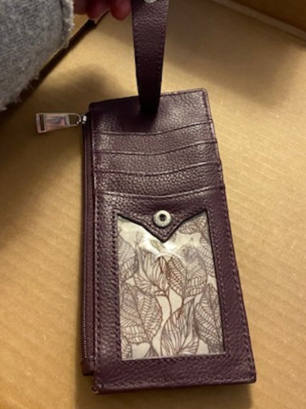 Clarks Eggplant Leather Card Holder Wallet Slim ~ Credit Card ID Window Zip - Picture 3 of 5